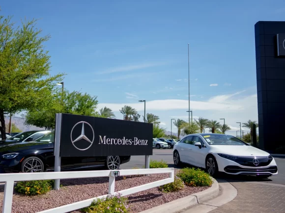 Mercedes Cuts Profit Forecasts Due to China Slowdown and Tariffs