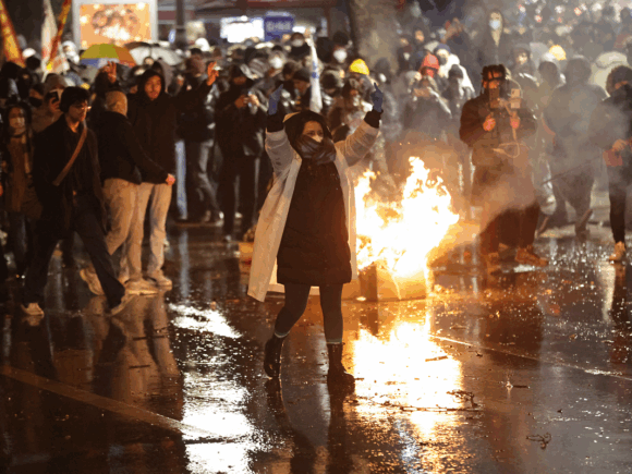 Protests Erupt in Istanbul as Turkish Authorities Arrest Opposition Officials in Corruption Sweep