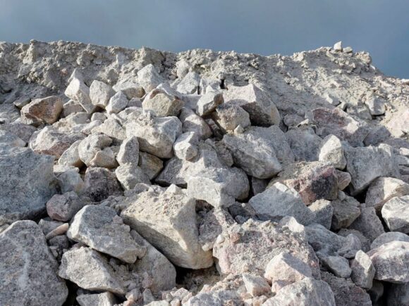 Zimbabwe exports 30% more spodumene despite low lithium prices