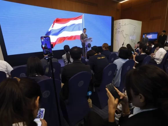 Cambodia and Thailand start negotiations within a precarious ceasefire in Malaysia