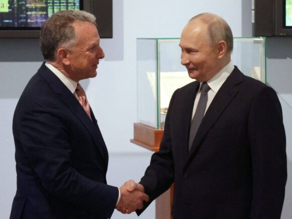 A Trump envoy arrives in Moscow for talks on Ukraine under the threat of sanctions