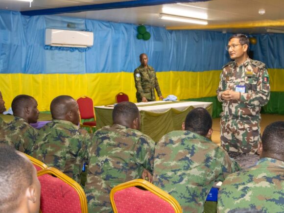 Photo: UN commander greets Rwandan troops in South Sudan