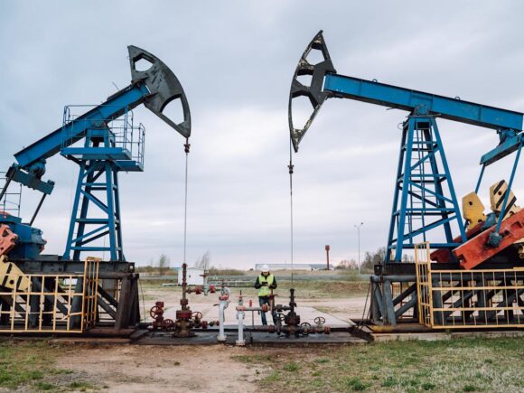 1% drop in oil prices happens after the US builds up its crude stockpile and before Trump and Putin talk