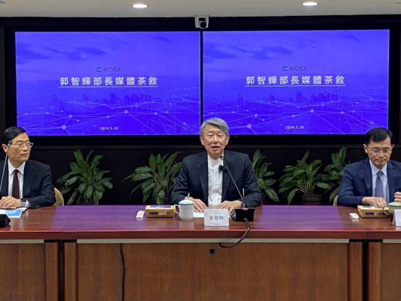 Taiwan economy minister steps down before the anticipated cabinet reorganization