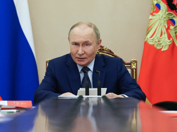 Putin extends the nuclear weapons accord with Trump for another year