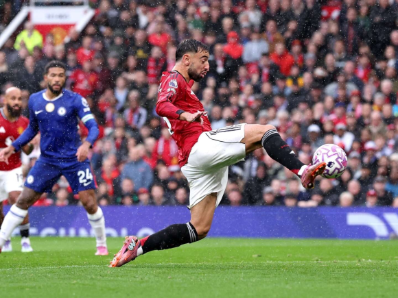 Fernandes scores his 100th goal as Manchester United defeats Chelsea 2-1 in a thrilling match at Old Trafford