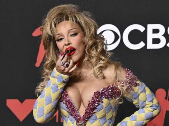 Doja Cat Responds to “Harsh Criticism” by Defending “Vie” Album Art