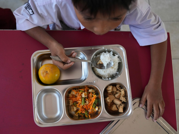 More than 800 Indonesian Students Get Food Poisoning From Free School Meals Sponsored by the Government