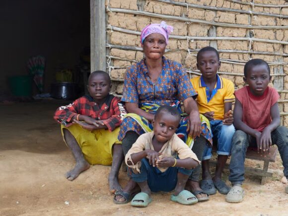 Mining becomes a means of subsistence for Congolese women following rebel attacks