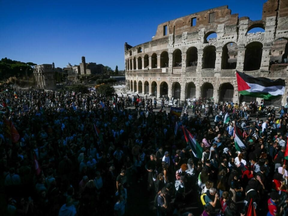 Large groups of people meet in Rome for the fourth day of pro-Palestinian protests in Italy