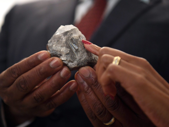Angola makes an offer for the bulk of De Beers, according to a source