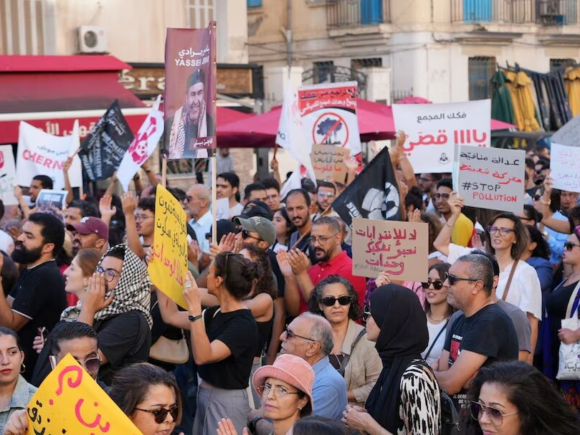 Hundreds demonstrate against the escalating pollution crisis in the capital of Tunisia