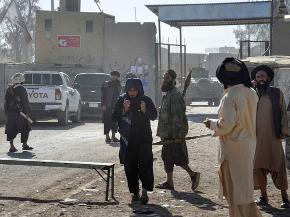 Pakistan and Afghanistan agree to end the fighting right away while they talk, Qatar says