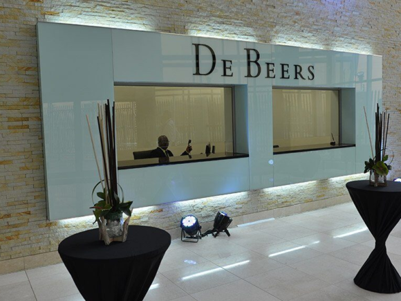 Angola and Botswana negotiate as they both want to take over De Beers
