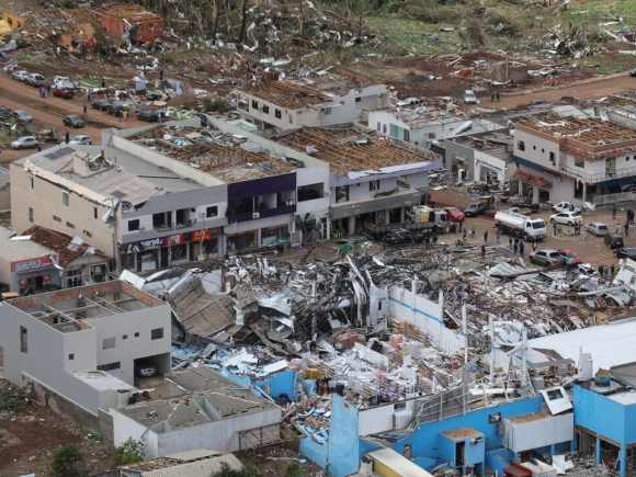 Six are killed and hundreds are injured by a tornado in southern Brazil