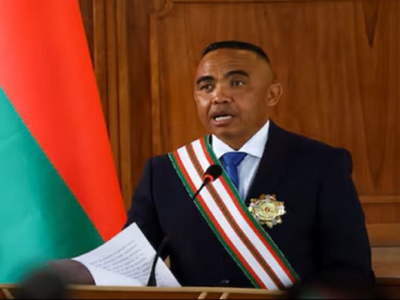 Madagascar’s military leader unveils a 300 kg gemstone discovered in the presidential palace
