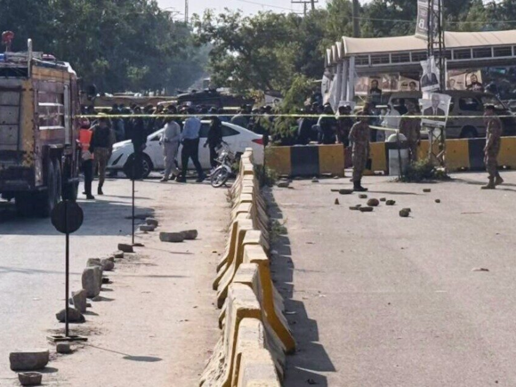 Deadly suicide explosion near an Islamabad court kills 12 people and injures 27 as extremist tensions rise