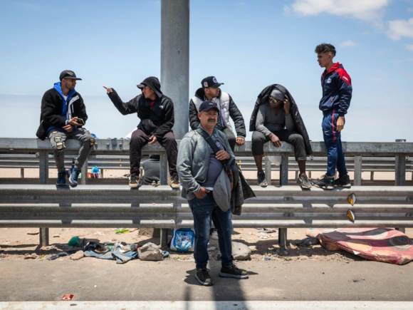 Peru is set to declare a border emergency as migrants accumulate following a warning of deportation from Chile