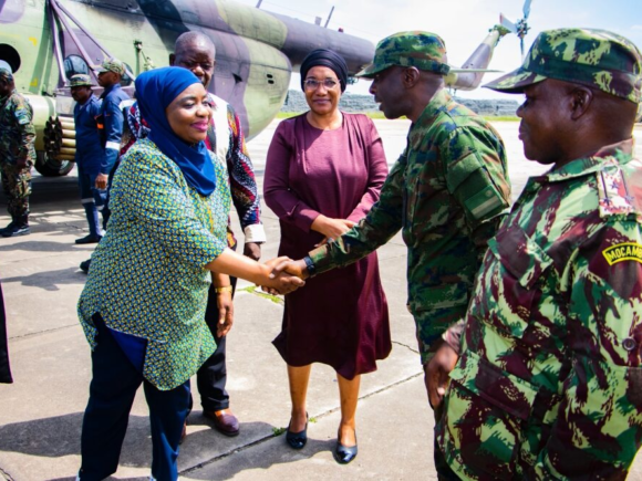 The head of the Mozambican parliament pays a visit to Rwandan troops in Cabo Delgado
