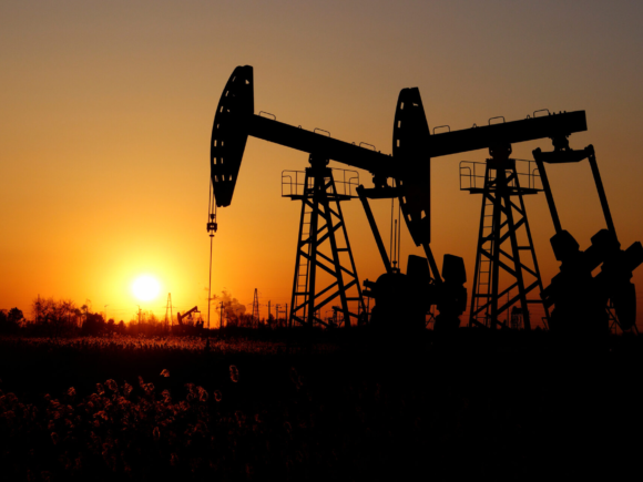 Oil drops 2% due to an impending supply glut and hopes for a peace agreement with Ukraine