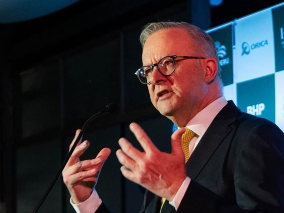 The PM of Australia, Albanese, praises the under-16 social media prohibition, yet teenagers claim they can still evaluate