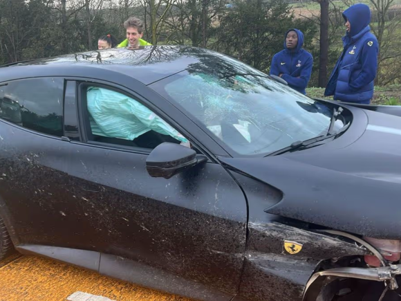 Kolo Muani and Odobert of the Spurs were involved in a small collision