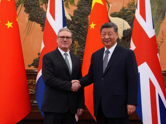 Trump Cautions Britain Regarding Relations with China While Starmer Celebrates Economic Renewal in Beijing