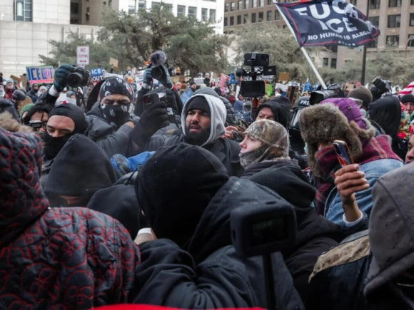 Protesters Against ICE Drive Far-Right Activists Away During Minneapolis Rally