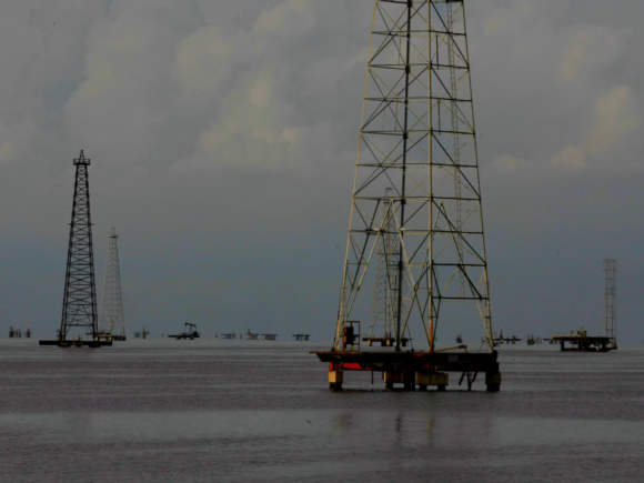 Washington and Caracas are in negotiations to sell Venezuelan oil to the United States, sources suggest