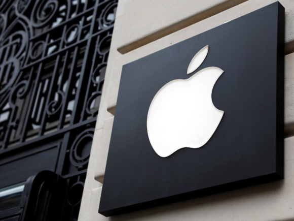 Apple intends to permit external voice-controlled AI chatbots in CarPlay, according to Bloomberg News