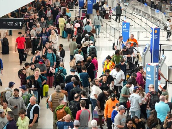 TSA Experiences Unprecedented 4.5-Hour Wait Times Amid Staffing Crisis