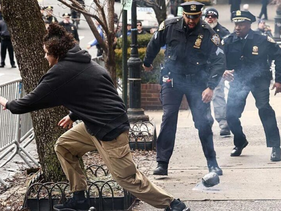 Suspects Charged With Terrorism Over IS-Inspired Bombing Near the Residence of the New York Mayor