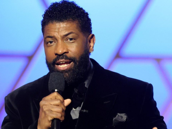 Deon Cole mocks Nicki Minaj with a prayer at the 57th NAACP Image Awards, saying, “Take it out her ass, Lord.” Assist her spirit