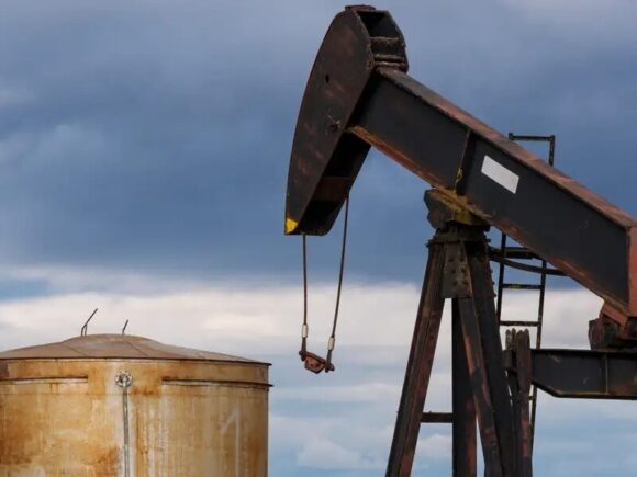 Oil prices remain stable as markets assess the implications of US-Iran discussions and potential disruptions in Hormuz