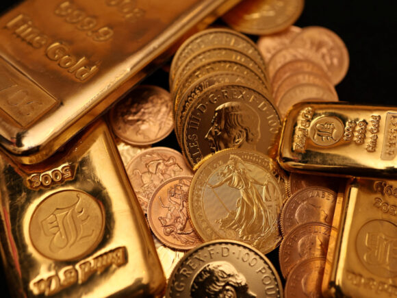 Gold Declines as Dollar Strengthens Following Robust Employment Figures
