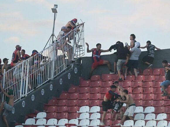 Violence among fans results in the cancellation of the Paraguayan league match between Olimpia and Cerro Porteno