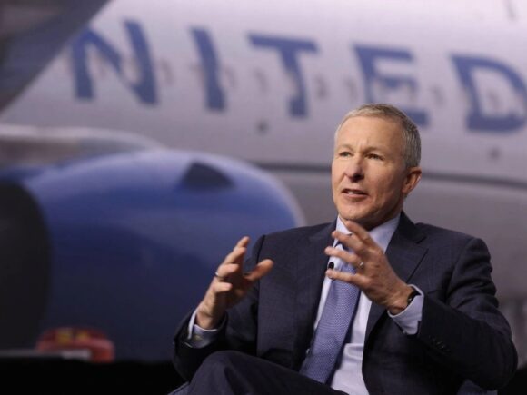 United Airlines CEO Suggests Historic Merger With American Airlines During Meeting with Trump