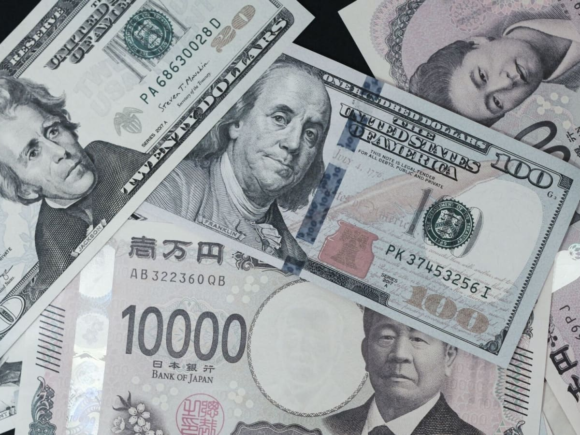 Dollar declines as the yen rises amid concerns over intervention and optimism surrounding the Iran deal