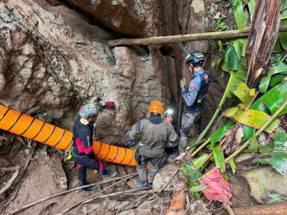 Rescuers are urgently working to provide oxygen to trapped divers inside a cave in Laos