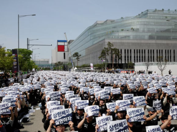 South Korea announces it will explore all avenues to prevent a strike at Samsung