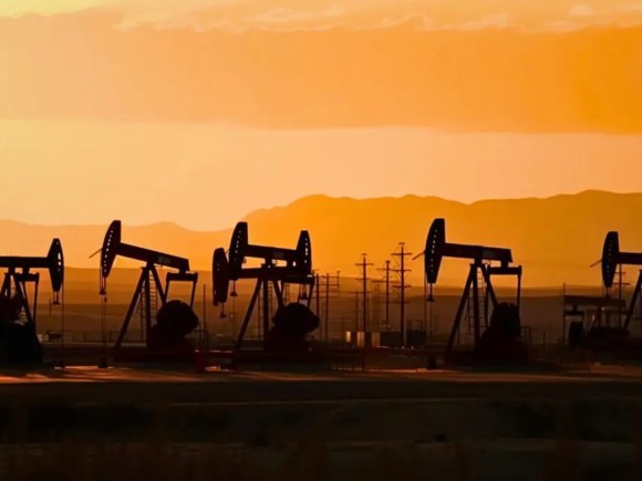 Oil prices decline as Trump halts Project Freedom, indicating a renewed effort for an Iran deal