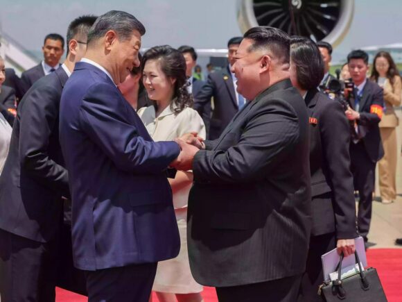 Kim and Xi Commit to Strengthening Political and Economic Relations During Summit in Pyongyang