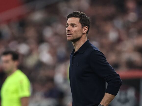 Chelsea manager Alonso remains tight-lipped regarding Fernandez’s future amidst ongoing transfer speculation