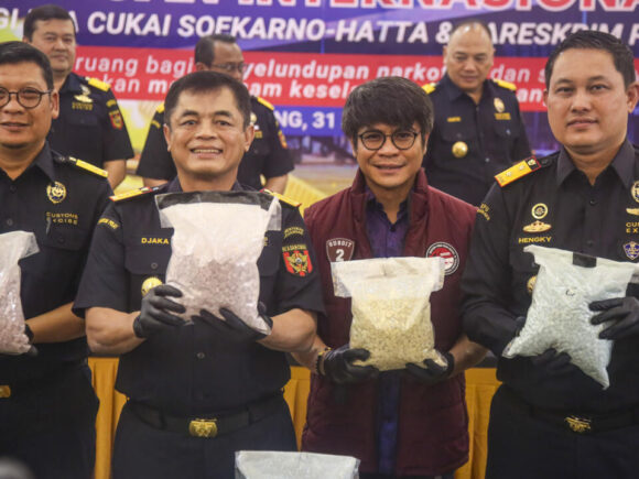 Malaysian pilot confronts the death penalty for attempting to smuggle 70,000 ecstasy pills into Indonesia